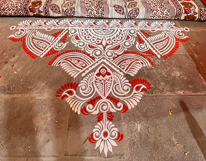 লাল এবং হলুদ রঙের মিশেলে সাবেক আল্পনা আঁকা যেতে পারে। আল্পনাগুলো দেখতে এত সুন্দর লাগে যে, সবার নজর কাড়বেই।