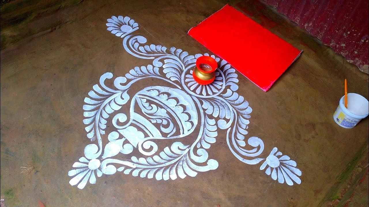 এ রকম আল্পনা যেখানে দেবীকে অধিষ্ঠান করানো হয়, সেখানে আঁকা হয়। এই প্রতিবেদনটি ‘আনন্দ উৎসব’ ফিচারের একটি অংশ।