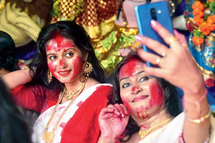 অনেকেই ভাসান পর্যন্ত সিঁদুর গায়ে রেখে দিতে ভালবাসেন। বিশেষত তাঁদের জন্যই এই পরামর্শ। কারণ ⁠সিঁদুর তোলার পরে ত্বক শুকিয়ে র‍্যাশ হয়ে যেতে পারে।