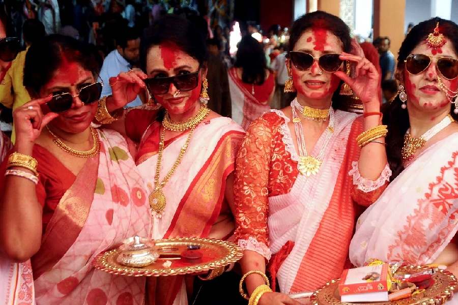 বাড়ি ফিরে মুখ ধুয়ে কাঁচা দুধ, বেসন, অ্যালোভেরা একসঙ্গে মিশিয়ে ফেস প্যাক বানিয়ে নিন। ত্বকে তা লাগিয়ে ১৫ মিনিট রেখে ধুয়ে নিন। এতে ত্বকের পিএইচ ব্যালান্স ঠিক থাকে।