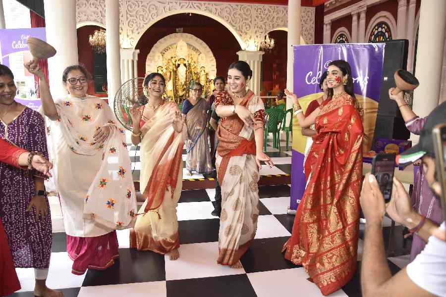 প্রতি বছরের মতো ক্যাডবেরি সেলিব্রেশনস্ আয়োজিত আনন্দবাজার অনলাইন সেরা সর্বজনীন অনুষ্ঠিত হল মহাড়ম্বরে। উপস্থিত ছিলেন দর্শনা, সুস্মিতা এবং স্বস্তিকা।