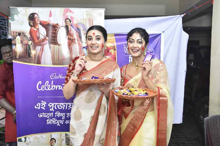 তবে লাল তো কেবল বিবাহের সঙ্গে সম্পর্কিত নয়। লাল আনন্দের রং, রক্তের রং, জীবনের রং। সেই রঙেই রাঙা হয়েছেন স্বস্তিকা এবং সুস্মিতাও। নিষ্ঠা ভরে দেবী বরণ করার পর আবাসনের বাসিন্দাদের সঙ্গে পুজোর আনন্দে মেতে উঠলেন তাঁরা।