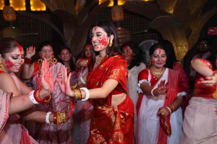 এখানেই শেষ নয়, তার পর দর্শনা পৌঁছলেন হাজরা পার্কের পুজোয়। আর সেখানে  ছবি তুললেন একসঙ্গে। সিঁদুর খেলার পাশাপাশি, আবাসিকদের হাতে তুলে দেওয়া হল ক্যাডবেরি সেলিব্রেশনস্-এর প্যাকেট।গত বছরের মতো এ বারেও দশমীর মিষ্টিমুখে অংশ নিল ক্যাডবেরি সেলিব্রেশনস্। 