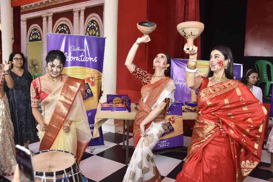 তিন নায়িকার পরনেই ছিল লালের ছোঁয়া। তাঁদের মধ্যে দর্শনার জন্য এ বছরের পুজো একটু বেশিই গুরুত্বপূর্ণ। বিয়ের পরের প্রথম পুজো। মোটা শাঁখা-পলা লাল শাড়িতে তিনি অপরূপা।