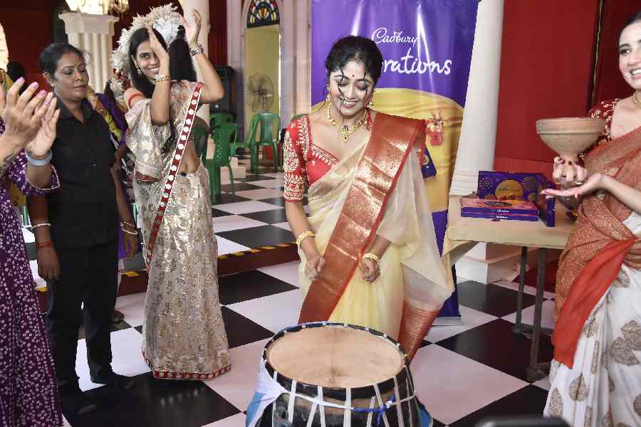 সুস্মিতা ঢাকে কাঠি ছোঁয়ালেন। তাঁর তালে পা মেলালেন স্বস্তিকা-দর্শনা। হাতে নিলেন ধুনুচি। সাক্ষী থাকল ক্যাডবেরি সেলিব্রেশনস্। তিন নারীর আনন্দ একই সুরে ও তালে বাঁধা পড়ল।