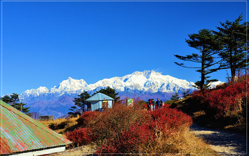 দুর্গাপুজোর মরসুম শেষ হলেই বাঙালির মনটা দার্জিলিং-দার্জিলিং করতে শুরু করে। পুজোর পরের সময়টা যে এই শৈলশহরে ভ্রমণের জন্য আদর্শ। এ সময়ে পাহাড়ি আবহাওয়াও থাকে সুন্দর এবং স্বস্তিদায়ক। ফলে আনন্দে সফর কাটে পর্যটকদের। 