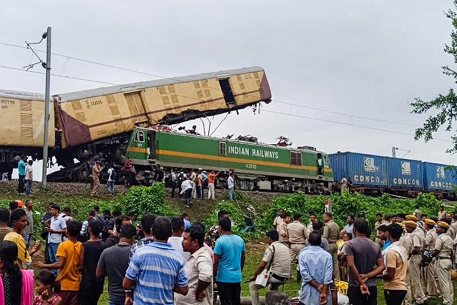 মালগাড়ি-কাঞ্চনজঙ্ঘা এক্সপ্রেস সংঘর্ষ। উত্তরবঙ্গের রাঙাপানি স্টেশনের কাছে।