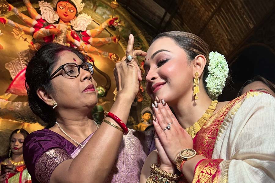 সিঁদুরখেলায় মাতলেন কৌশানী মুখোপাধ্যায়।