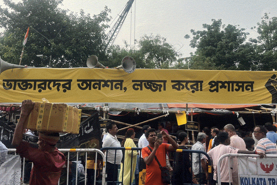 জুনিয়র ডাক্তারদের সমর্থনে মিছিলে শামিল সাধারণ মানুষেরা।