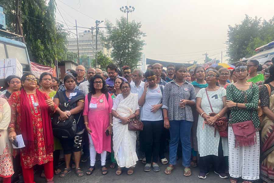 সোমবার দুপুরে জুনিয়র ডাক্তারদের ‘রাজভবন অভিযান’-এর আগে অনশনমঞ্চের সামনে জমায়েত সাধারণ মানুষের।