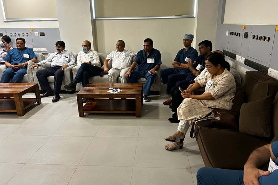 সোমবার মেডিকা সুপারস্পেশালিটি হাসপাতালে ১২ ঘণ্টার অনশনে ডাক্তারেরা।