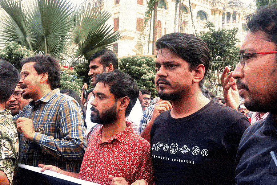 সোমবার জুনিয়র ডাক্তারদের ‘রাজভবন অভিযানে’ সাধারণ মানুষের ভিড়।