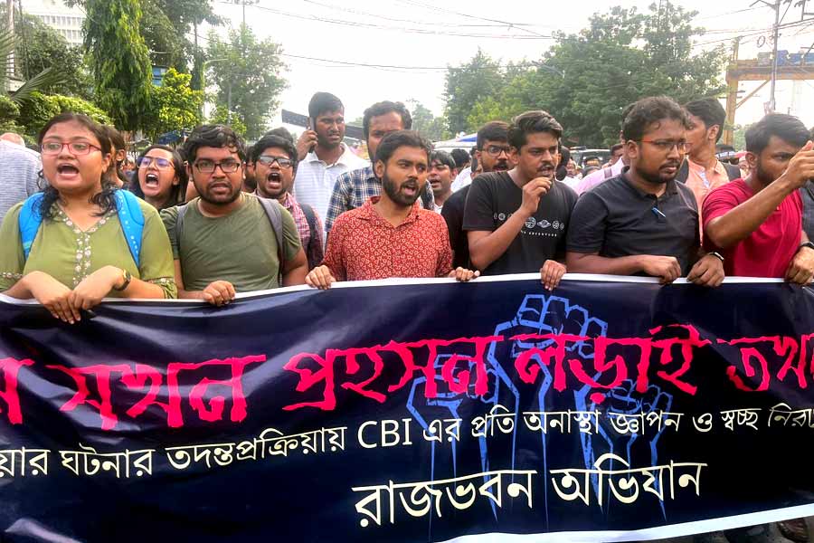 সিবিআইয়ের ভূমিকা নিয়ে প্রশ্ন তুলে সোমবার দুপুর ‘রাজভবন অভিযান’ জুনিয়র ডাক্তারদের।