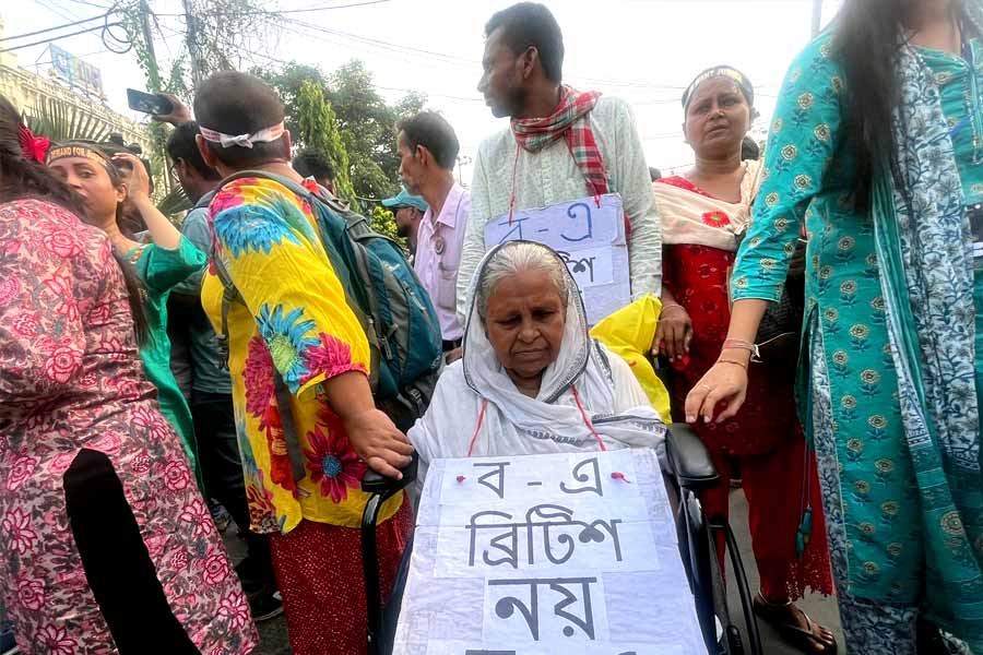 সোমবার জুনিয়র ডাক্তারদের পাশে দাঁড়াতে বর্ধমান থেকে এসেছেন বৃদ্ধাও।