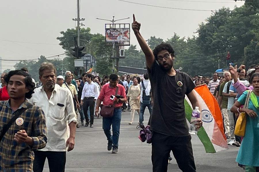 সোমবার দুপুরে জুনিয়র ডাক্তারদের অনশনমঞ্চ থেকে রাজভবনের অভিমুখে এগোচ্ছে মিছিল।