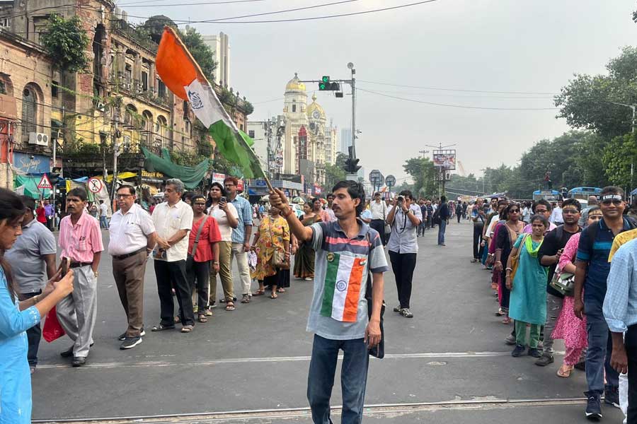 সোমবার জুনিয়র ডাক্তারদের মিছিলে জাতীয় পতাকা হাতে সংহতির বার্তা।