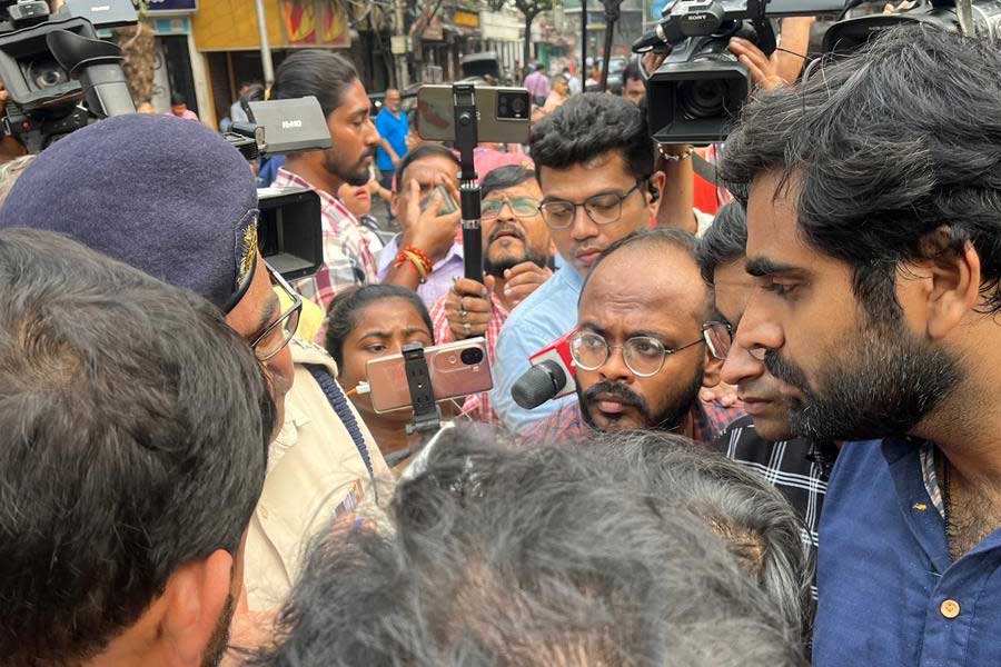 পুলিশের সঙ্গে কথা বলছেন কিঞ্জল নন্দ (ডান দিক থেকে প্রথম জন)। মিছিল তখন বেন্টিঙ্ক স্ট্রিটে থমকে।