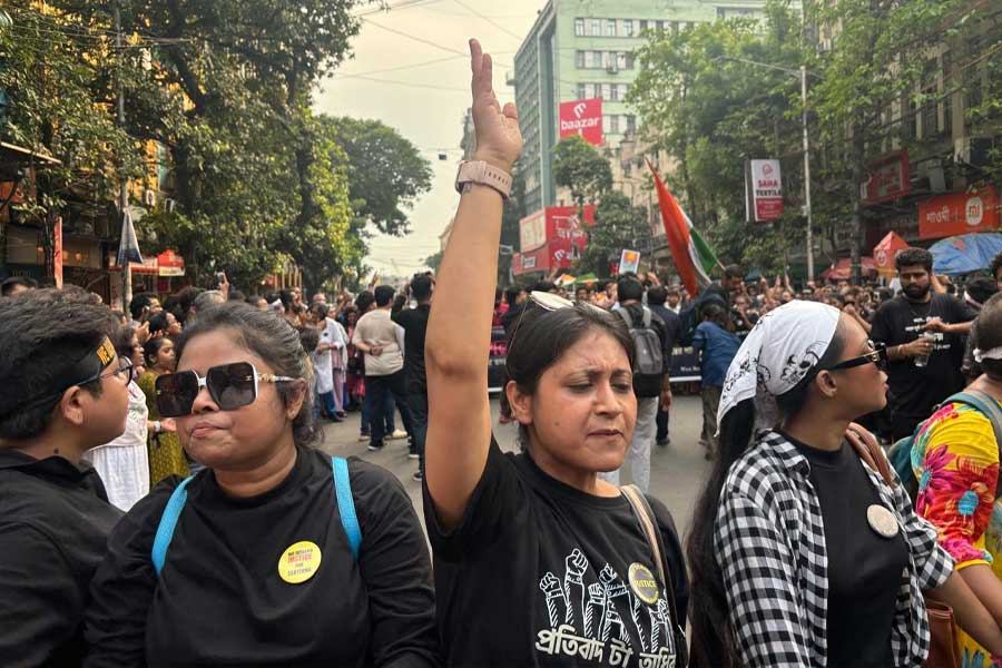 সোমবার ‘রাজভবন অভিযান’ থেকে উঠছে বিচারের দাবিতে স্লোগান।