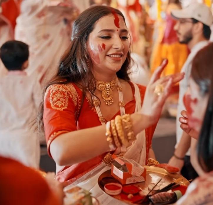 দেবীবরণের মুহূর্তে মায়ের সামনে দীর্ঘ লাইন। লাইনে দাঁড়িয়েই আবাসনের অন্যান্য মহিলাদের সঙ্গে গল্প-আড্ডায় মাতেন শুভশ্রী গঙ্গোপাধ্যায়। 