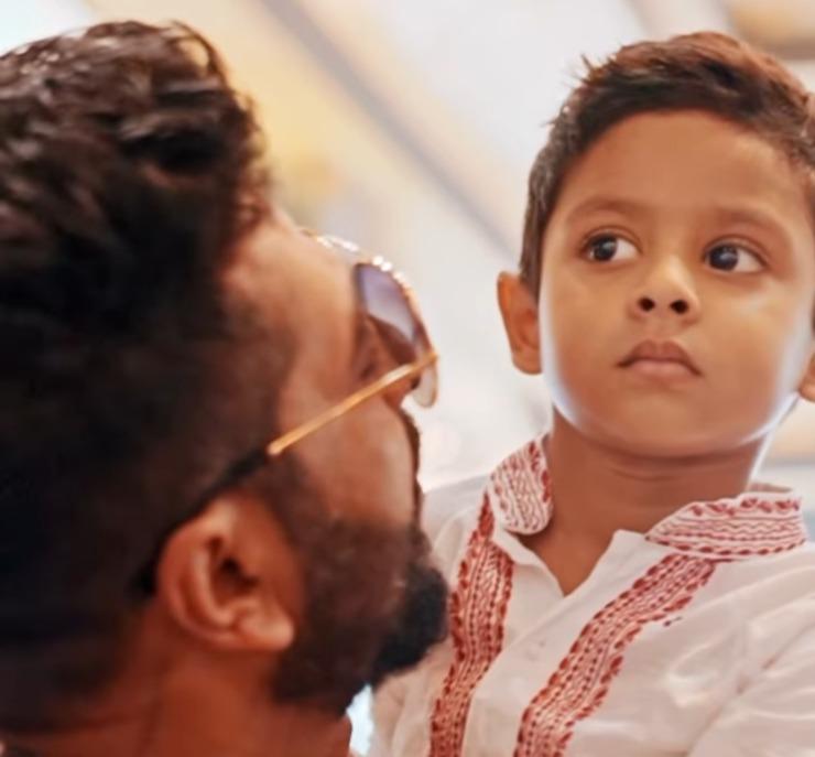 ছেলে ইউভানকে নিয়েই দেবীবরণ সারেন অভিনেত্রী। একদিকে এক মাকে বরণ করছেন শুভশ্রী, অন্যদিকে নিজের মায়ের আঁচল ধরে দাঁড়িয়ে ইউভান। 