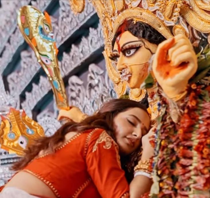 মায়ের বুকে মাথা রেখে পরম সুখে চোখ বুজলেন তিনি। বিদায়বেলায় স্নেহ-যত্নে মিষ্টিমুখও করালেন শুভশ্রী গঙ্গোপাধ্যায়।