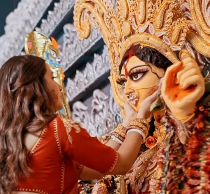 'বরণ শেষে সিঁদুরখেলা, থাকবে মনে বিদায় বেলা!' তবে শেষবেলায় বিষাদের সুর মেখেই বিজয়া উদযাপনে মাতলেন অভিনেত্রী। সিঁদুরে রাঙলেন এবং শুভেচ্ছা জানিয়েই উদযাপন করলেন মায়ের বিদায়ের মুহূর্ত। আনন্দ উৎসব ডেস্ক