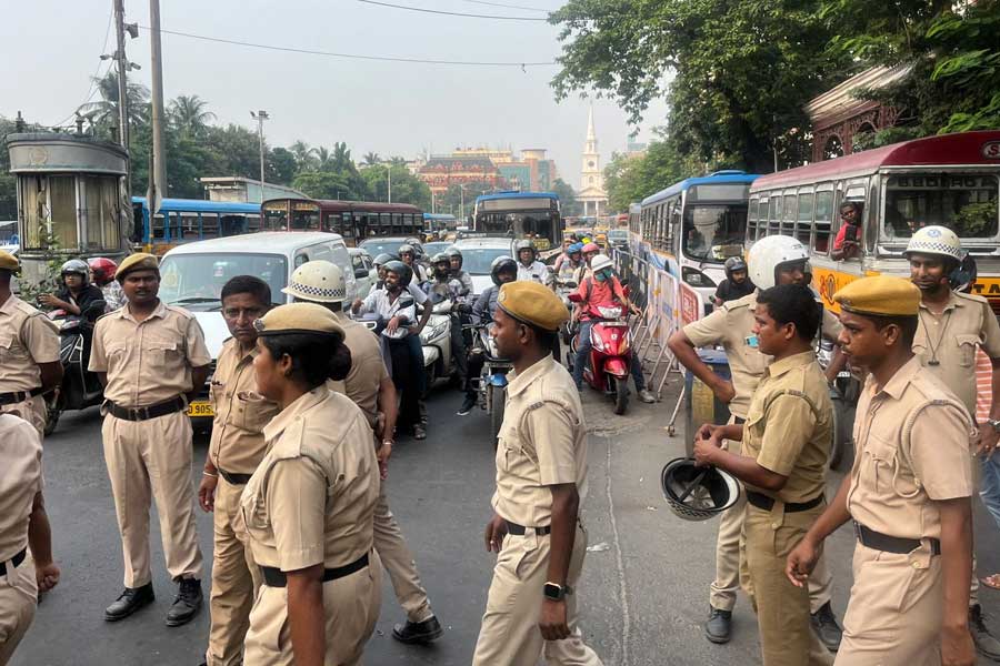 জুনিয়র ডাক্তারদের মিছিল এগোচ্ছে। রাজভবনের  দিকে পাঠানো হচ্ছে আরও পুলিশ।