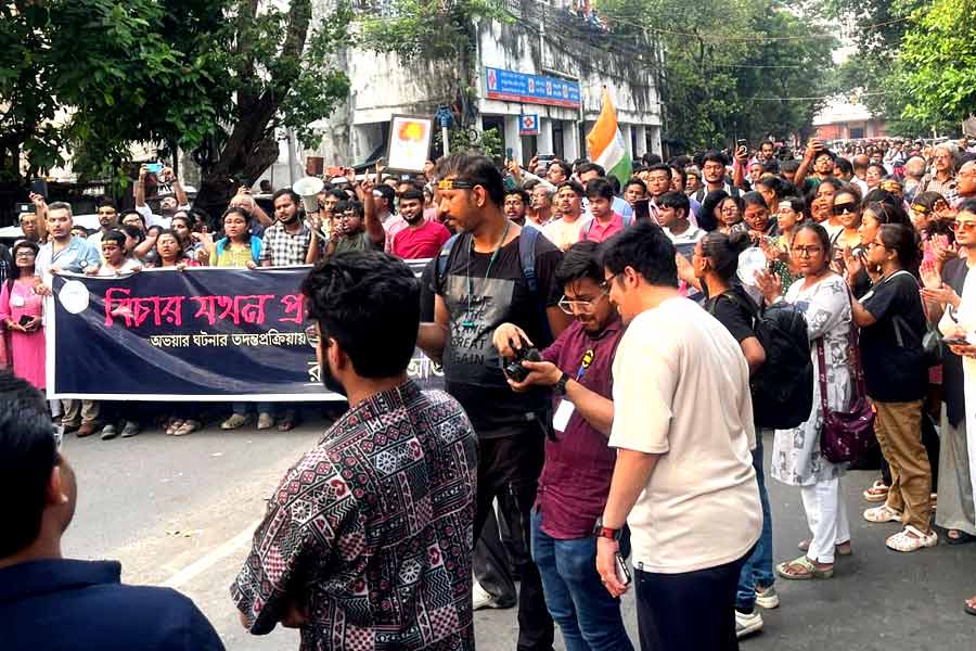 রাজভবনের সামনে পৌঁছে গেল জুনিয়র ডাক্তারদের মিছিল।