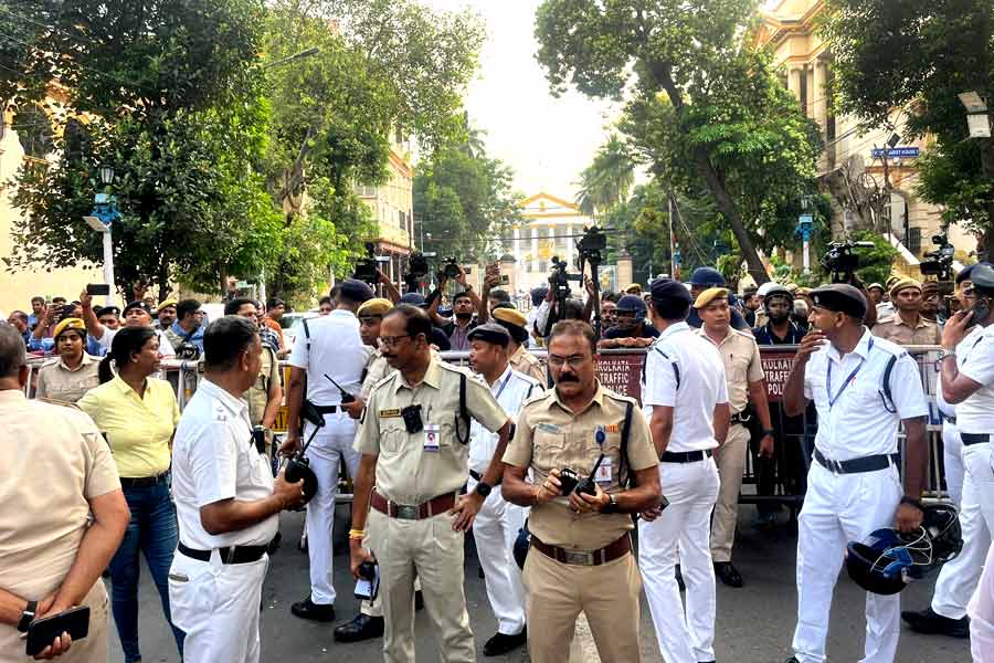 রাজভবনের সামনে পুলিশি কড়াকড়ি।