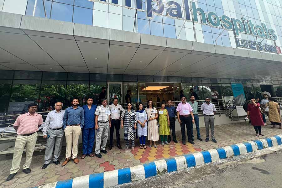 মনিপাল হাসপাতালের বাইরে ডাক্তারেরা।