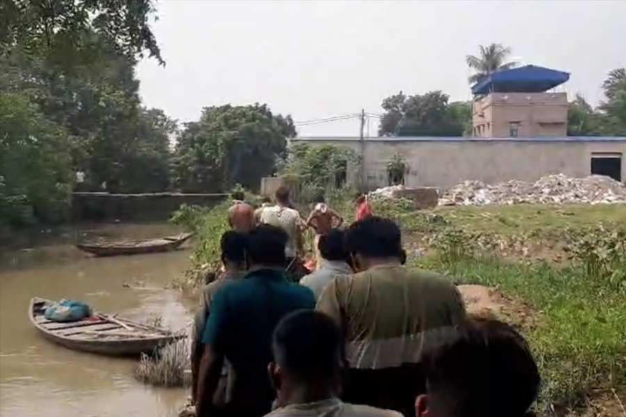 উত্তরপাড়ার মাখলা ইটভাঁটার পাশে খাল থেকে দেহ উদ্ধারের কাজ চলছে।