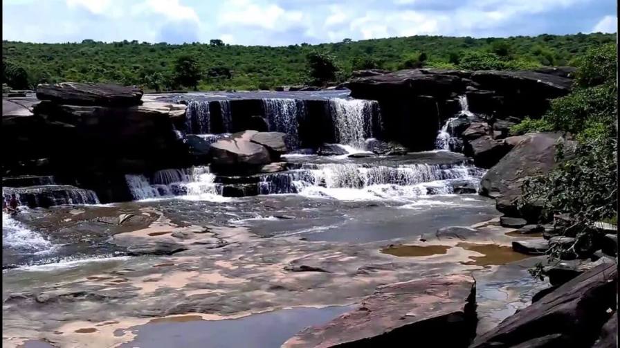 মাঞ্জারকুণ্ড: এই মাঞ্জারকুণ্ড জলপ্রপাত ছবির মতো সুন্দর। কুণ্ডের জল প্রাকৃতিক খনিজ সমৃদ্ধ এবং হজমের জন্য অত্যন্ত উপকারী বলে মনে করা হয়। 