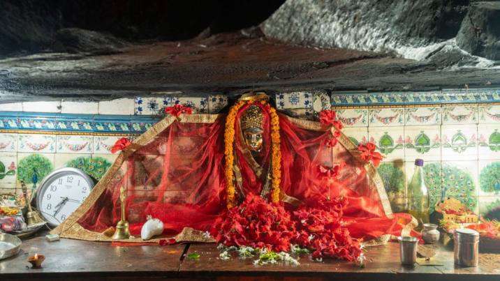 মা তারা চণ্ডী মন্দির: বিন্ধ্য পর্বতমালার কৈমুর পাহাড়ের একটি প্রাকৃতিক গুহায় এই মন্দিরটি রয়েছে। এখানে মা তারার মুর্তি  চার হাত বিশিষ্ট।