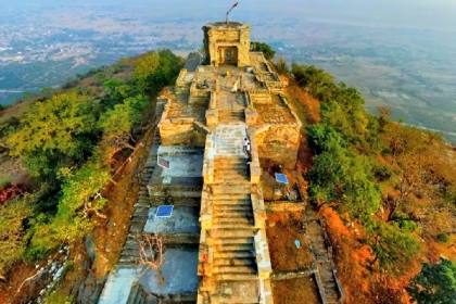 চৌরাসন মন্দির: শহরের হিন্দু পণ্ডিতেরা এই চৌরাসন মন্দির প্রতিষ্ঠা করেছিলেন। এখানে শিবের পুজো করা হয়।  ভারতীয় পদ্ধতিতে নির্মিত ঐতিহ্যবাহী মন্দিরটির দেওয়ালে অসংখ্য ভাস্কর্য খোদাই করা আছে। 