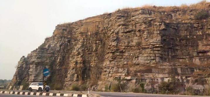 তারা চণ্ডী পাহাড়: তারা চণ্ডী পাহাড়ের মন্দিরে মা কালীকে পুজো করা হয়। মন্দিরে দেবীর পাথরে তৈরি একটি অভূতপূর্ব মূর্তি রয়েছে।