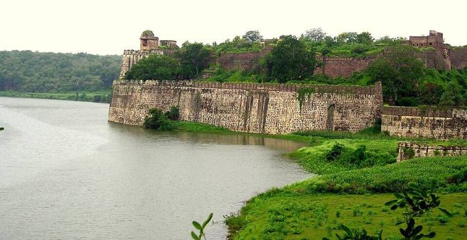 শেরগড়: ১৫৪০ থেকে ১৫৪৫ সালের মধ্যে প্রতিষ্ঠিত এই দুর্গের চারপাশে প্রাকৃতিক শোভা অতুলনীয়। ঐতিহাসিকদের মতে, দিল্লিতে হুমায়ুনকে পরাজিত করার পরে এখানকার রাজা তাঁর হিন্দু স্ত্রীর জন্য এই দুর্গটি নির্মাণ করেছিলেন। এই প্রতিবেদনটি ‘আনন্দ উৎসব’ ফিচারের একটি অংশ।