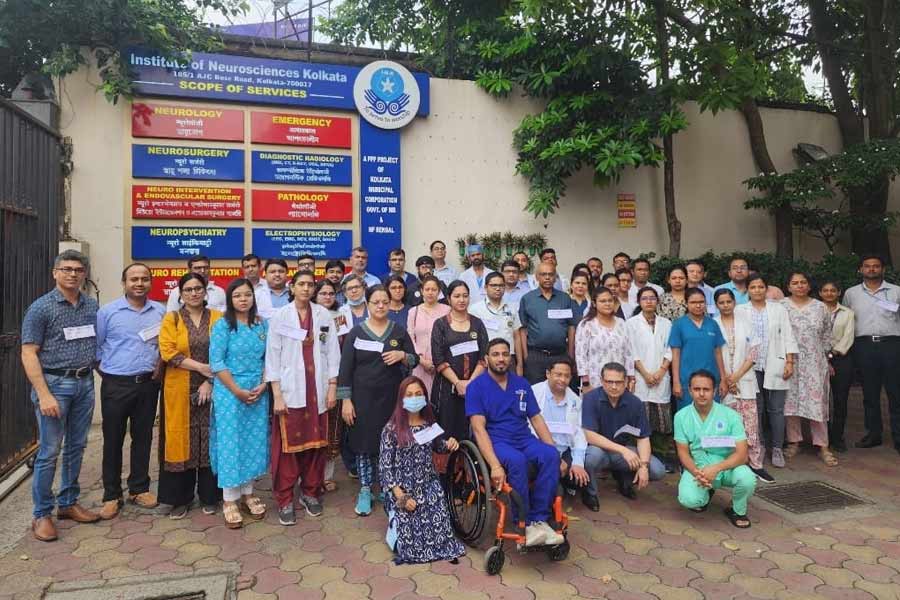 সোমবার ইনস্টিটিউট অফ নিউরোসায়েন্সের ডাক্তারেরা প্রতীকী অনশনে।