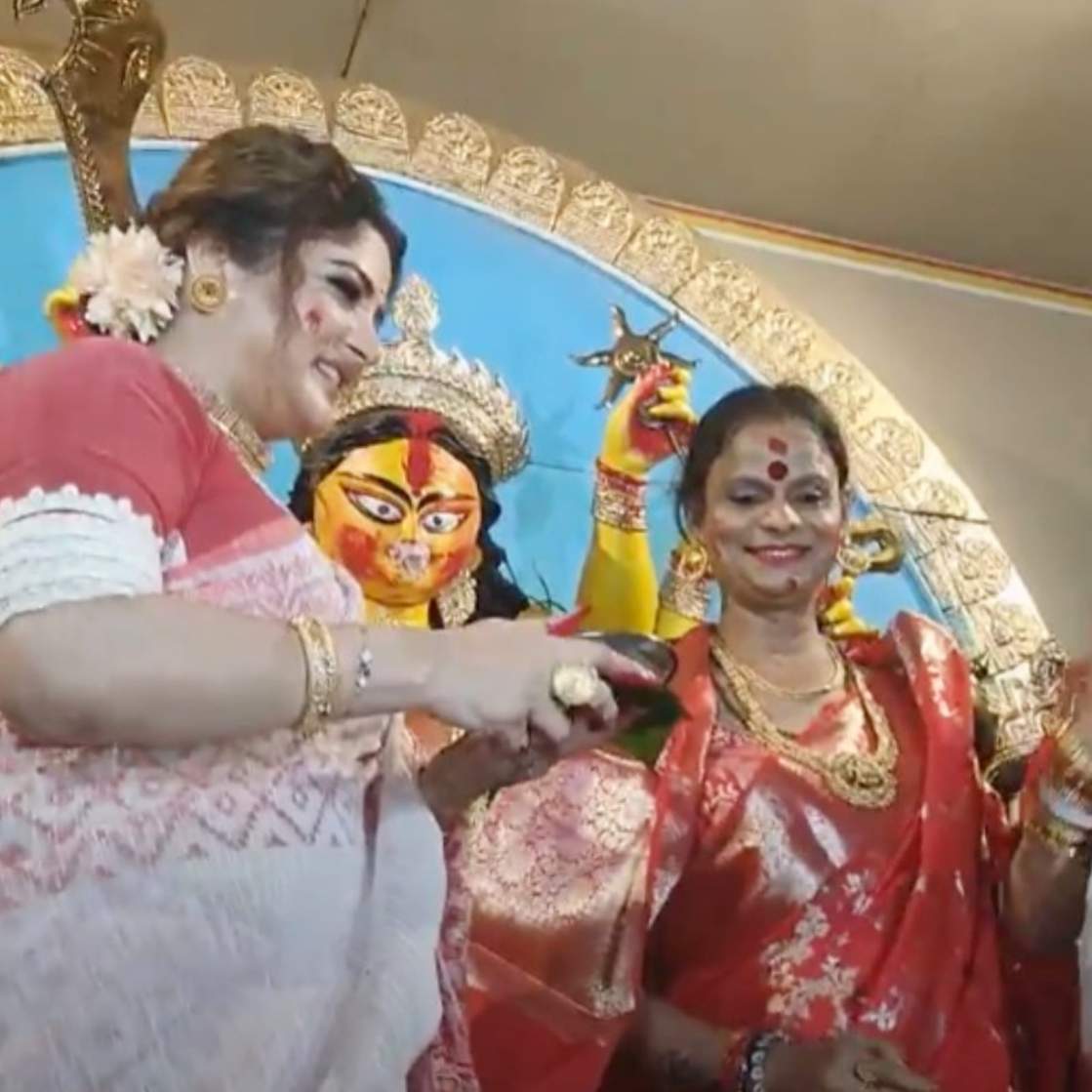 একান্নবর্তী পরিবারে বড় হয়েছেন শ্রাবন্তী চট্টোপাধ্যায়। ছোট থেকেই পরিবারের সকলকে সিঁদুর খেলতে দেখেছেন। সিঁদুরখেলার মধ্যে যে আনন্দ রয়েছে, তা তাঁর প্রাণের খুব কাছের। এ বছর দশমীতে সিঁদুরে রাঙা হয়ে উঠলেন তিনি। সিঁদুর খেললেন রূপান্তরকামীদের সঙ্গেও। 