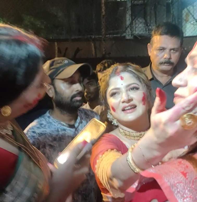 রবিবার কাঁকুড়গাছির মিলনমেলা সমিতির প্রাঙ্গনে উমাবরণে হাজির হন অভিনেত্রী। শেষ দিনে মনে বিষাদ নিয়েও মায়ের বরণ সারলেন তিনি। সেই সঙ্গে মেতে উঠলেন ধামসা-মাদলের ছন্দেও! 