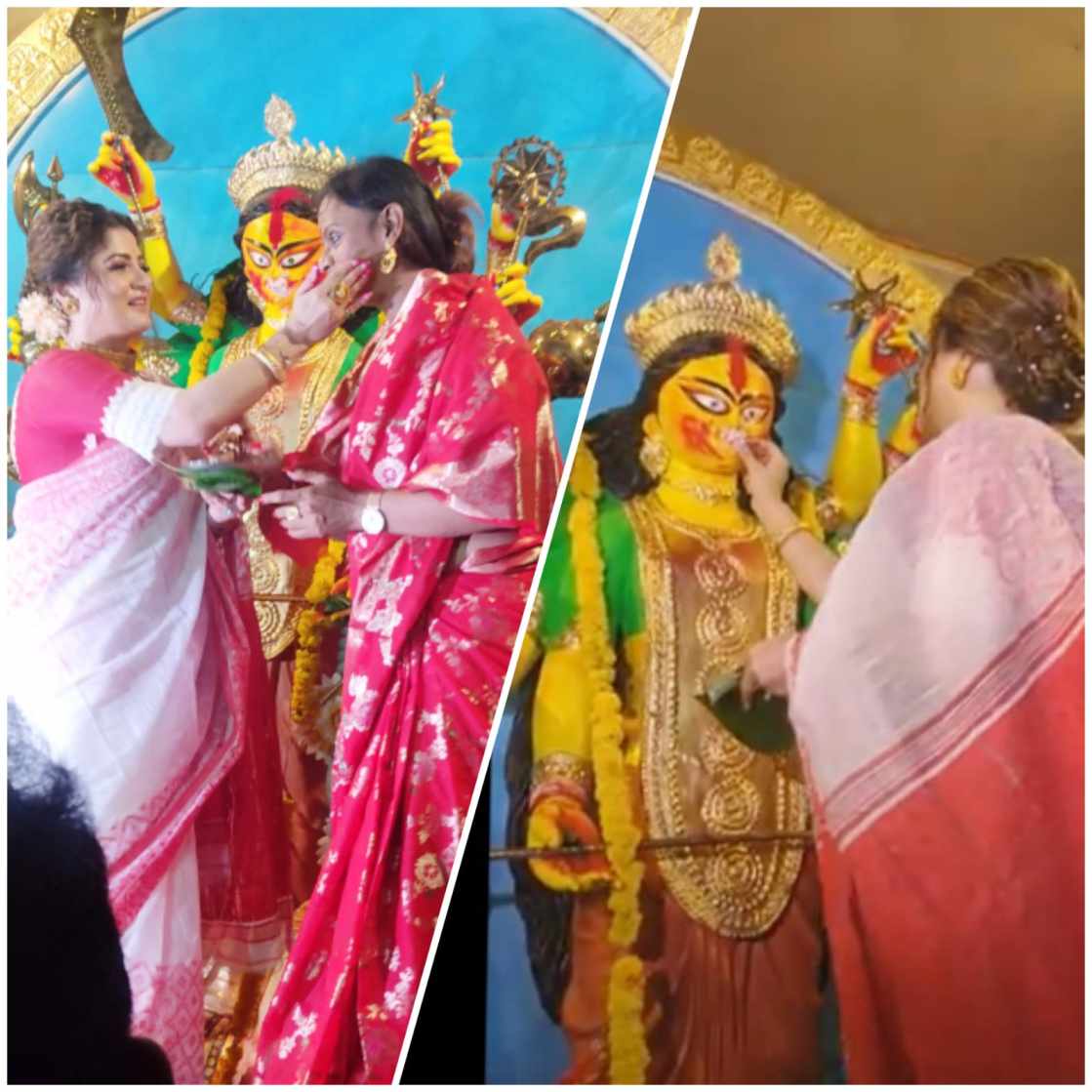 মণ্ডপে ঢুকেই উমাবরণে ব্যস্ত হয়ে পড়েন তিনি। আর তার পরেই মাতেন সিঁদুরখেলায়। সিঁদুরখেলার সঙ্গে বাঙালির আবেগের সম্পর্ক বহু দিনের। শ্রাবন্তীরও কি তাই? 