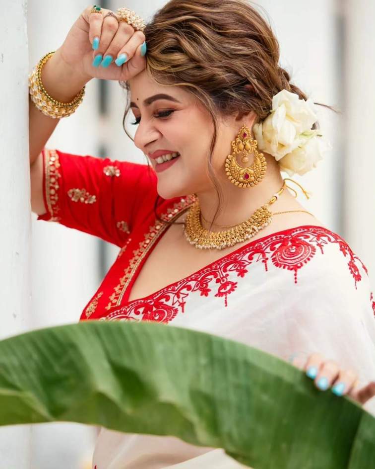 অভিনেত্রী হেসে বলেন, "আমি একান্নবর্তী পরিবারে বড় হয়েছি। ছোট থেকেই মাকে দেখেছি, পরিবারের অন্যান্য সকলকে দেখেছি সিঁদুর খেলতে। মায়ের বিদায়ের মুহূর্তটা একদম অন্যরকম।" 