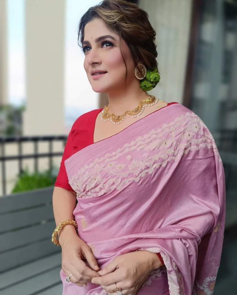 তবে পুজোর এই শেষ দিনে আনন্দের মাঝেও চোখে জল তারকা থেকে আমজনতা সকলেরই। আবারও একটা বছরের অপেক্ষা। কেমন অনুভূতি হচ্ছে শ্রাবন্তী চট্টোপাধ্যায়ের? 