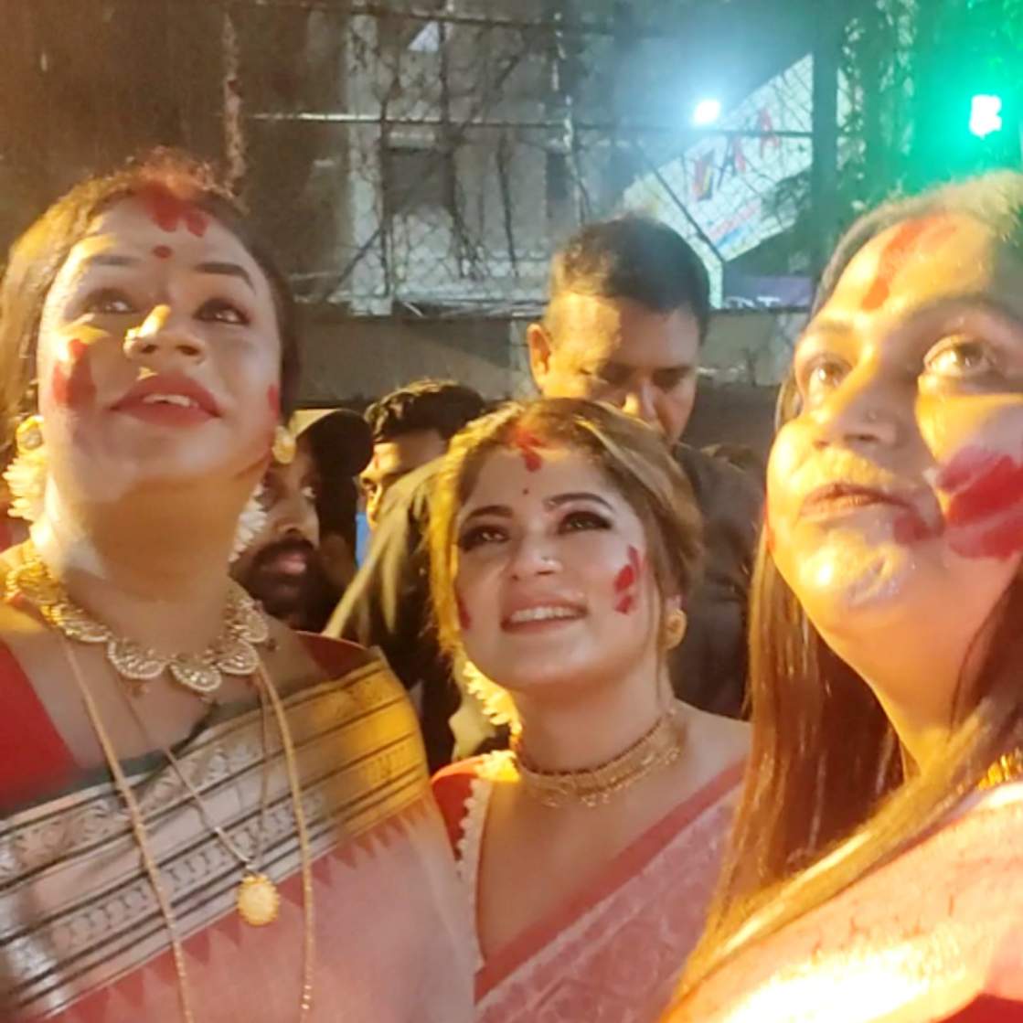 তিনি বলেন, "এই যে পুজো আসছে পুজো আসছে, এই বিষয়টাই দারুণ লাগে। আবারও একটা বছর অপেক্ষা করতে হবে। যদিও সামনে দীপাবলি আছে। তবে দুর্গাপুজোর আমেজটাই আলাদা।" 