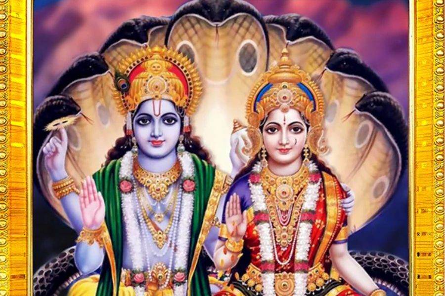 পুরাণ মতে, তুলসীর সঙ্গে শালগ্রাম শিলার বিয়ে হয়। শালগ্রাম হল নারায়ণের রূপ। মা লক্ষ্মী নারায়ণের স্ত্রী। তাই সে দিক থেকে তুলসী তাঁর সতীন। 