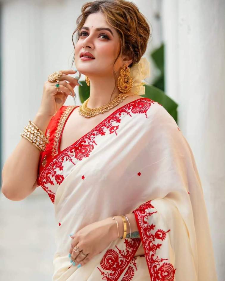 এইবারের পুজোটা কেমন কাটল অভিনেত্রীর? প্রশ্ন শুনেই শ্রাবন্তী চট্টোপাধ্যায়ের ঠোঁটে একগাল চওড়া হাসি। তিনি বলেন, "পুজো খুব ভাল কেটেছে। পরিবার এবং বন্ধুদের সঙ্গে দারুণ সময় কাটিয়েছি। আর খাওয়াদাওয়া তো রয়েছেই।"