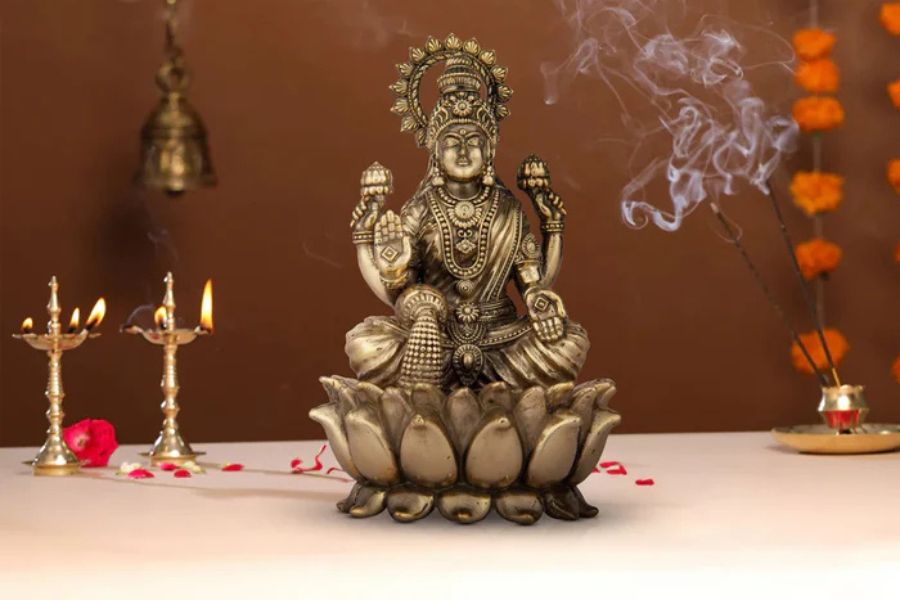 দেবীর আসনে কখনওই সাদা বা কালো রং করবেন না। এই দুই রঙের কাপড়ও তাঁর আসনে পাতবেন না। 