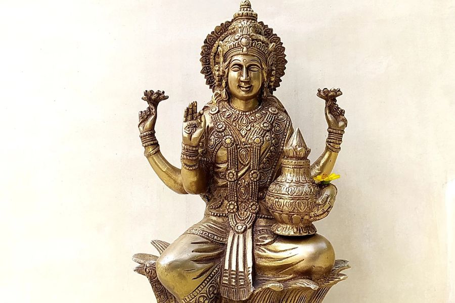 মা লক্ষ্মী শব্দ পছন্দ করেন না। তাই তাঁর পুজোয় ঢাক, ঢোল, কাঁসর, ঘন্টা বাজাতে নেই। এতে তিনি রুষ্ট হয়ে গৃহস্থবাড়ি ত্যাগ করেন। 