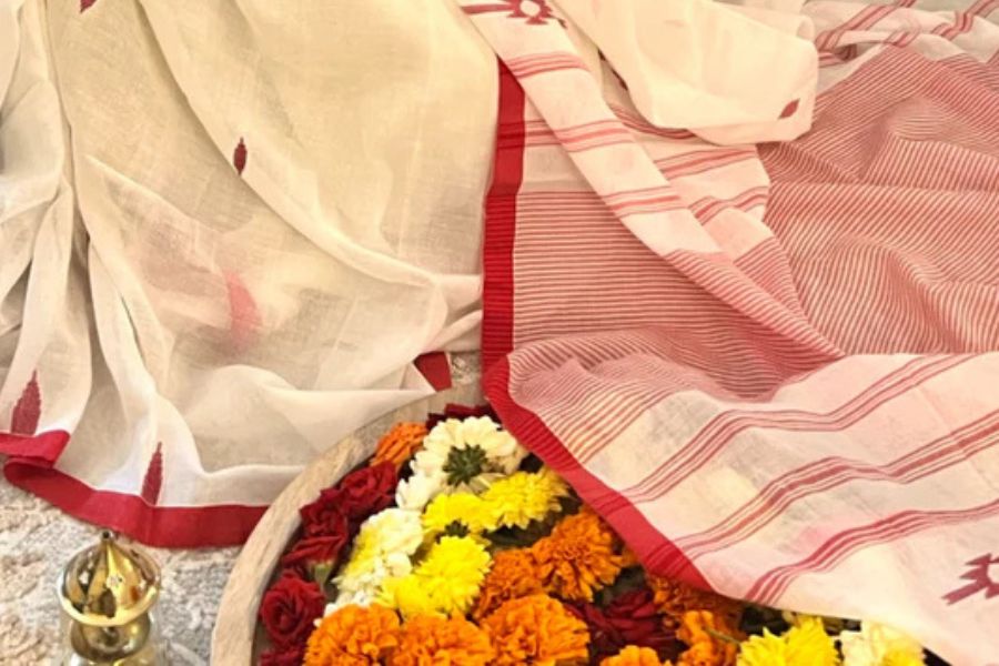 এই পুজোয় কালো পোশাক পরতে নেই। রঙিন পোশাক পরুন। 