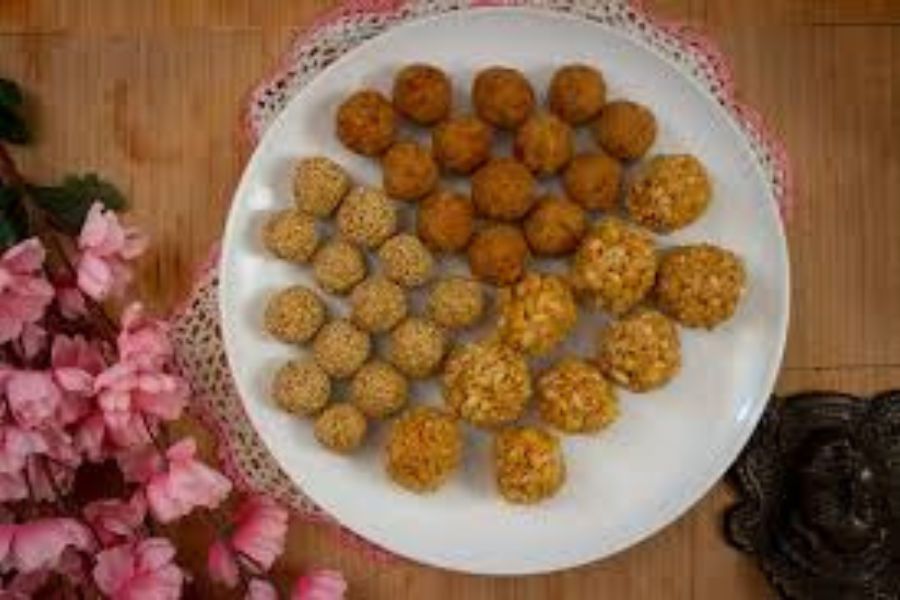 দেবী লক্ষ্মীর প্রসাদে যেন মোয়া, মুড়কি, নাড়ু– এই সব থাকে। এই প্রতিবেদনটি ‘আনন্দ উৎসব' ফিচারের একটি অংশ।