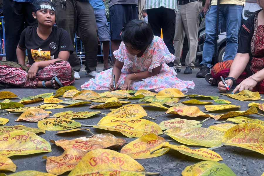 সোমবার বিকেলে রাজভবনের বাইরের রাস্তায় পাতায় পাতায় প্রতিবাদ।